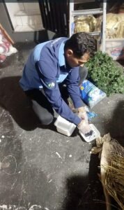 Técnico da Bytek aplicando isca raticida em ambiente comercial