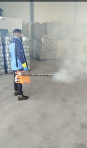 Técnico da Bytek realizando termonebulização em galpão